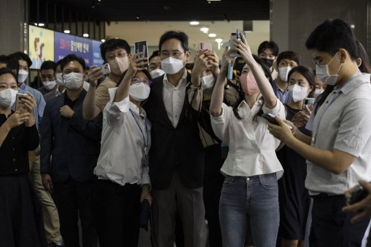 30일 이재용 삼성전자 부회장이 서울 송파구 소재 삼성SDS 잠실캠퍼스를 방문한 가운데 직원들과 사진을 찍고 있다. (사진=삼성전자)